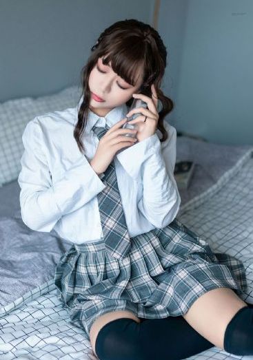 帮女孩子换衣服的搞笑视频_影院在线观看